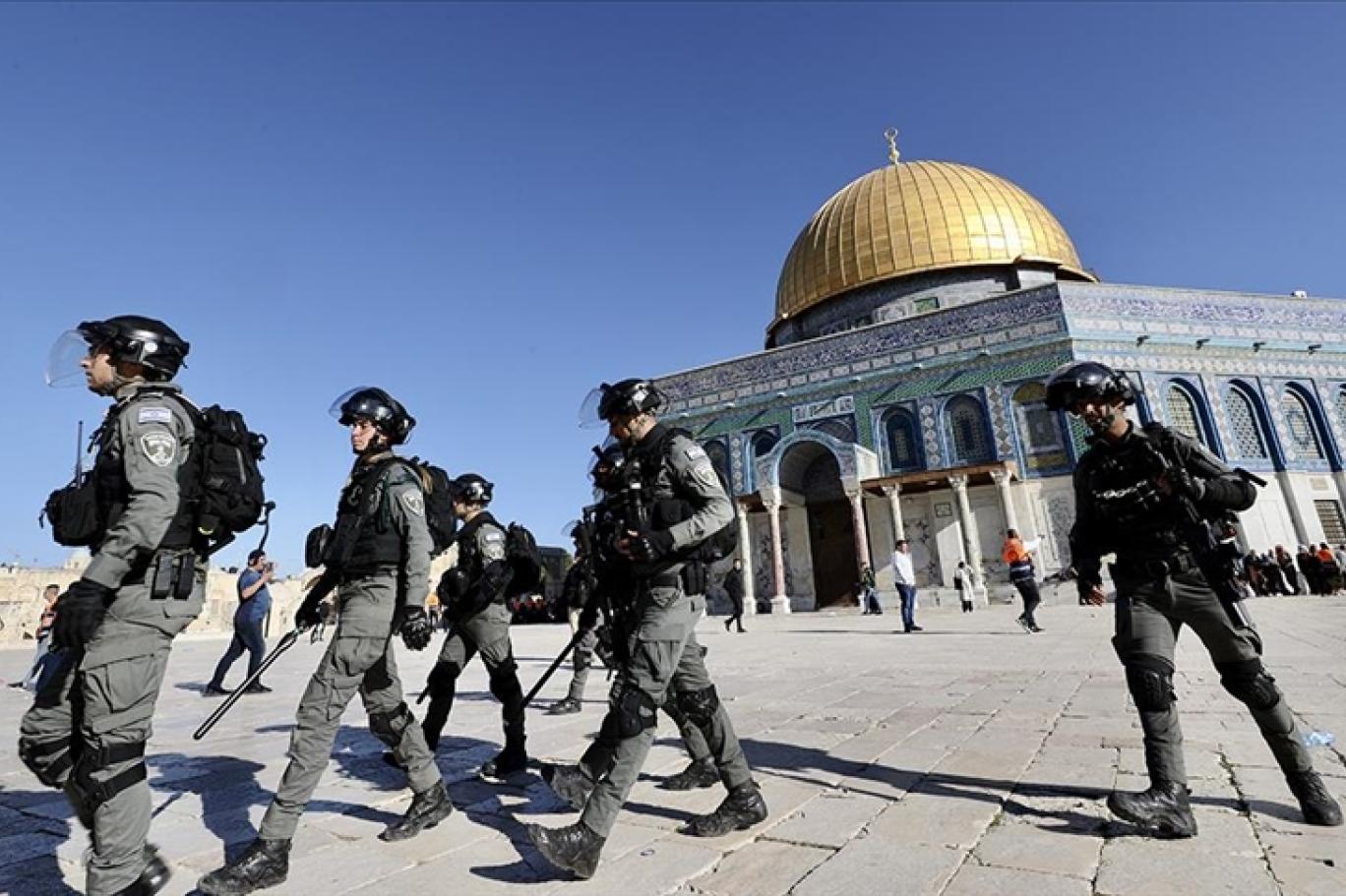 İsrail polisi elektrikleri keserek Mescid-i Aksa'ya baskın düzenledi
