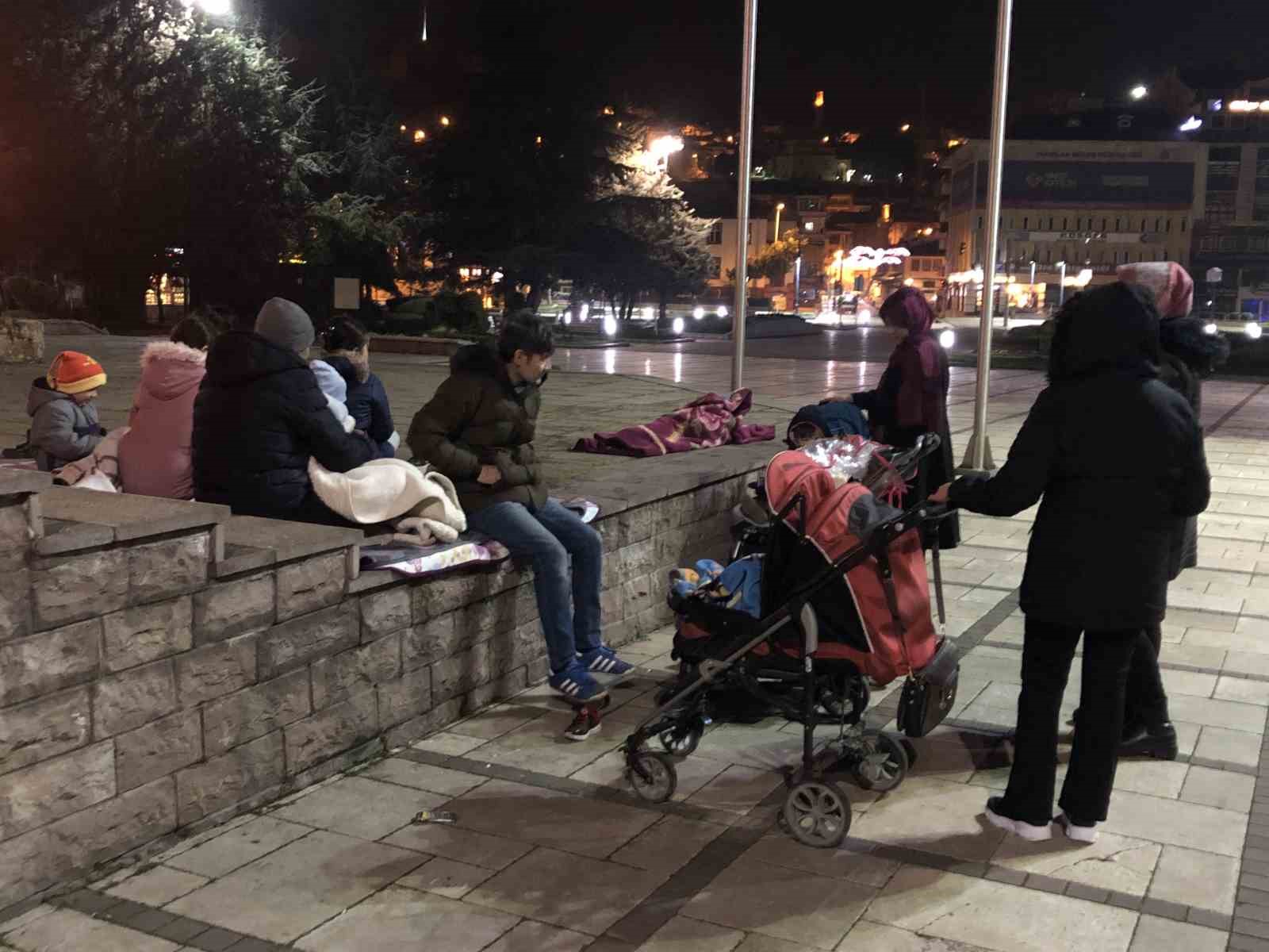 Kastamonu'da meydana gelen 4.2 şiddetindeki deprem sonrası panik yaşayan vatandaşlar geceyi sokakta geçiriyor