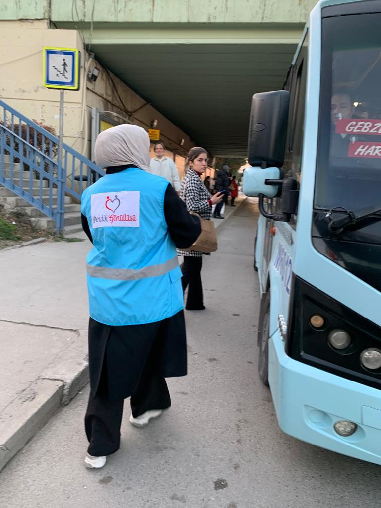 Pendik Belediyesi, Ramazan ayı boyunca “İftara 5 Kala” uygulamasıyla iftara yetişemeyenlere ikramlar dağıtıyor