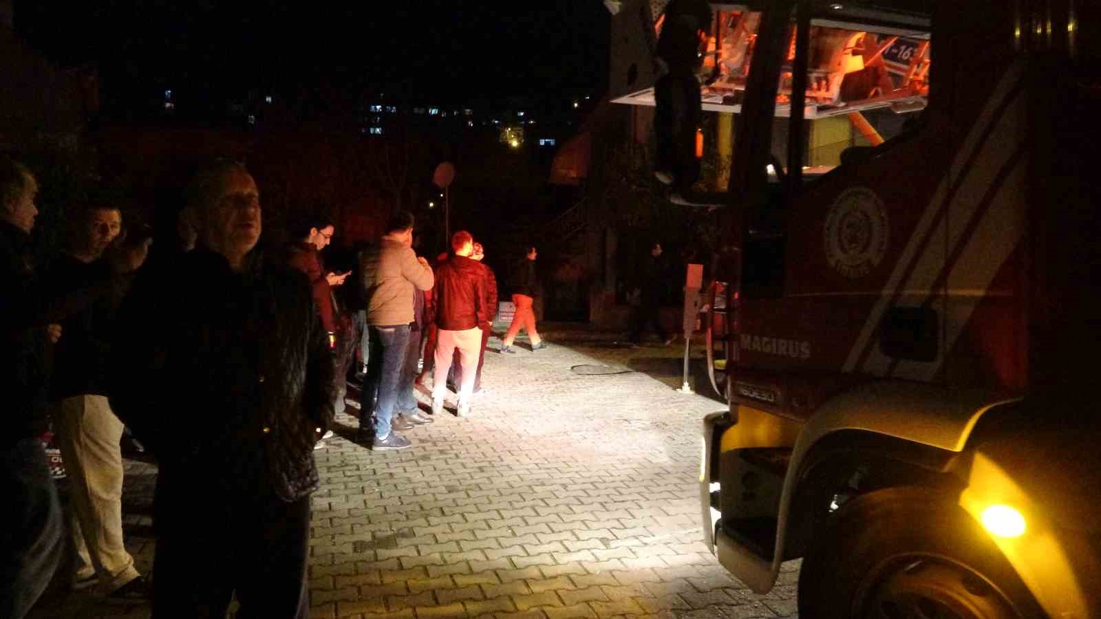 Kocaeli'de Elektrik panosundan çıkan yangın mahalleliyi sokağa döktü