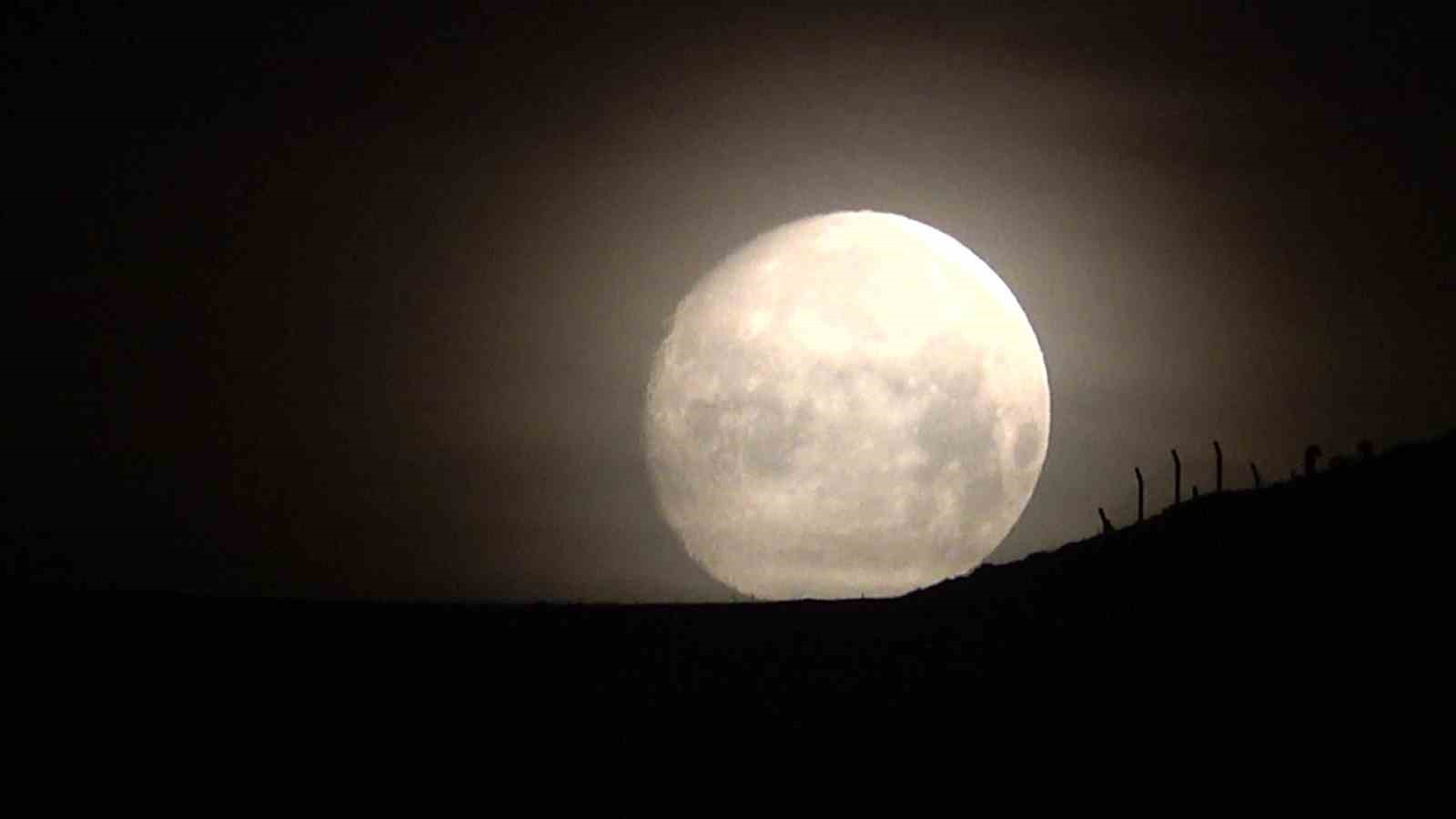 Yüksekova semalarında beyaz rengiyle görülen dolunay, kendine hayran bıraktı