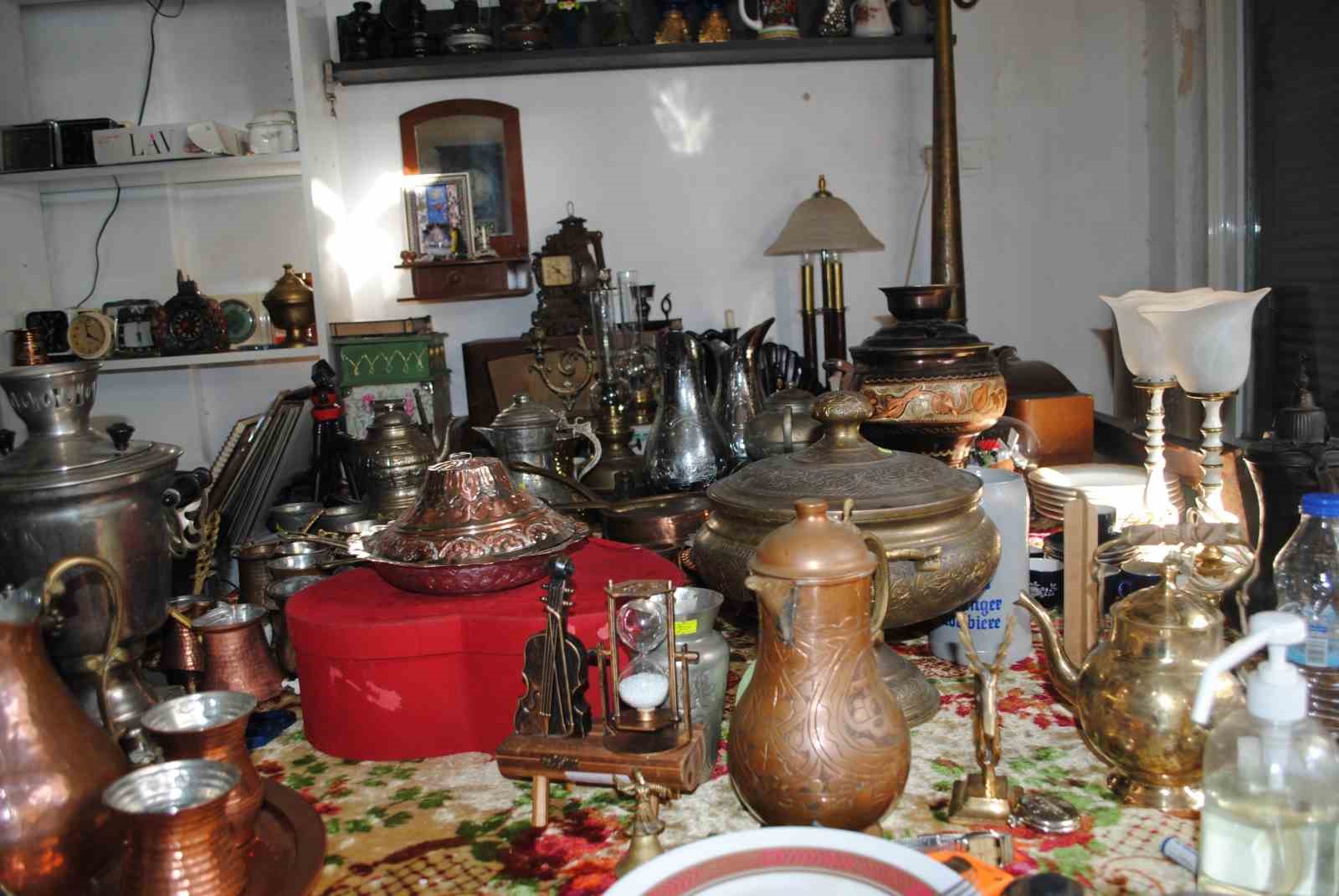 Salı Pazarı’nda, tarih kokan dükkan, Osmanlıdan kalma bir çok ürüne ev sahipliği yapıyor