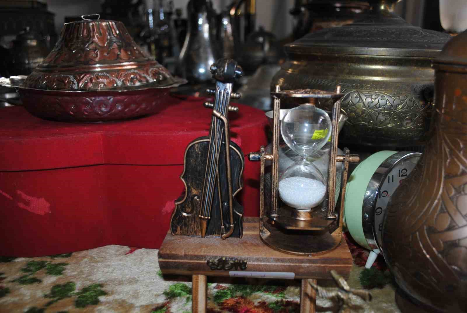 Salı Pazarı’nda, tarih kokan dükkan, Osmanlıdan kalma bir çok ürüne ev sahipliği yapıyor