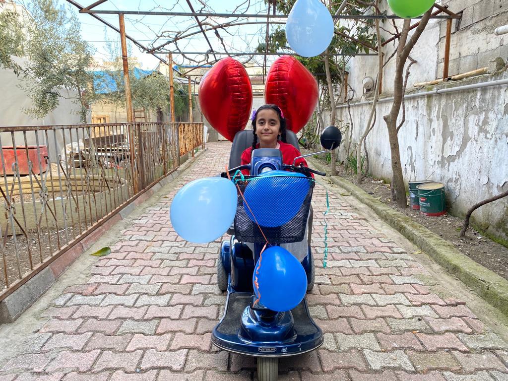 Trabzon Büyükşehir Belediye başkanı Murat Zorluoğlu, Depremde bacağını kaybeden çocuğa akülü araç hediye etti