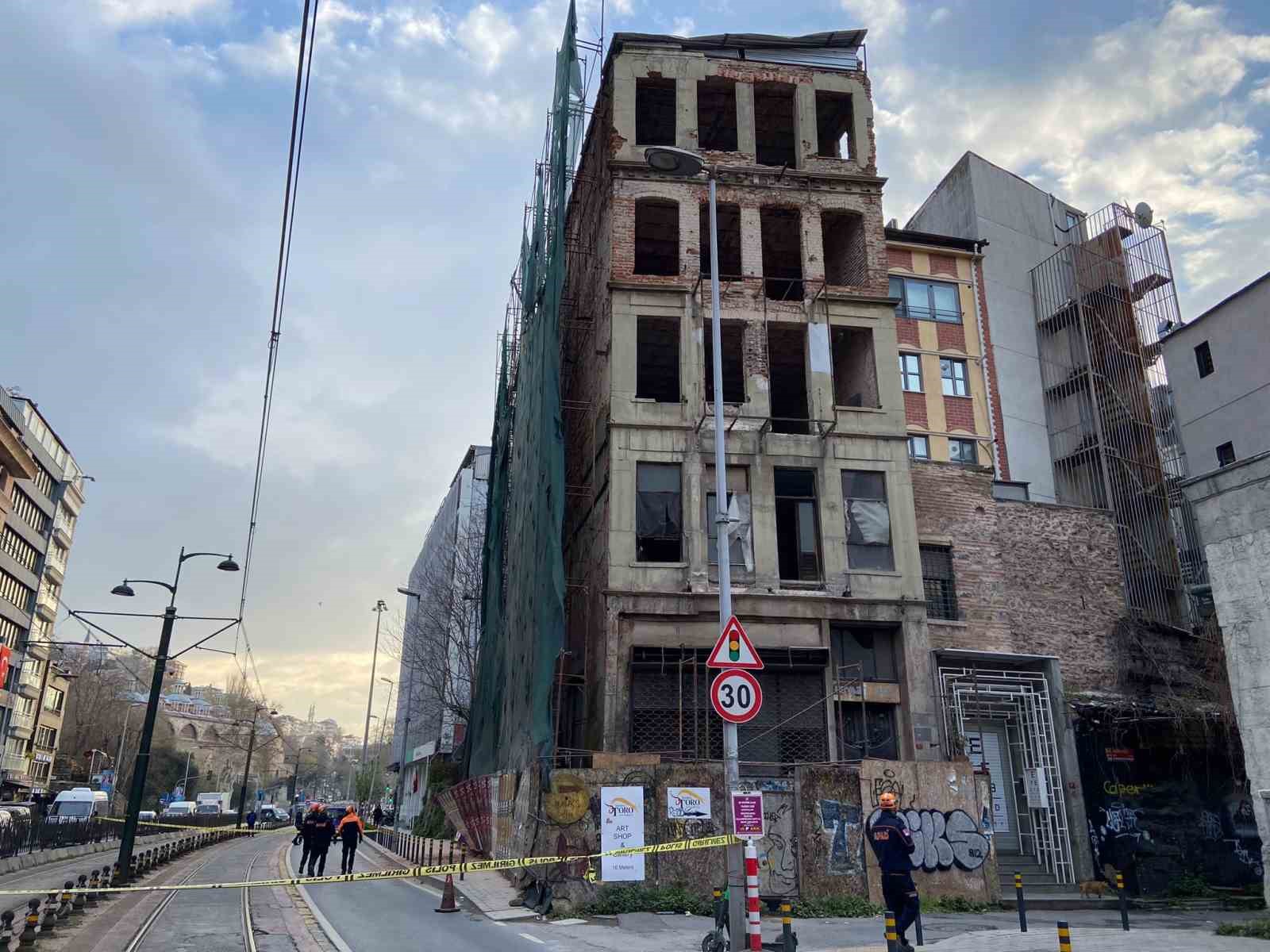 İstanbul, Beyoğlu’nda 5 katlı metruk bina çökmek üzere yol trafiğe kapatıldı, Tramvay seferleri durduruldu