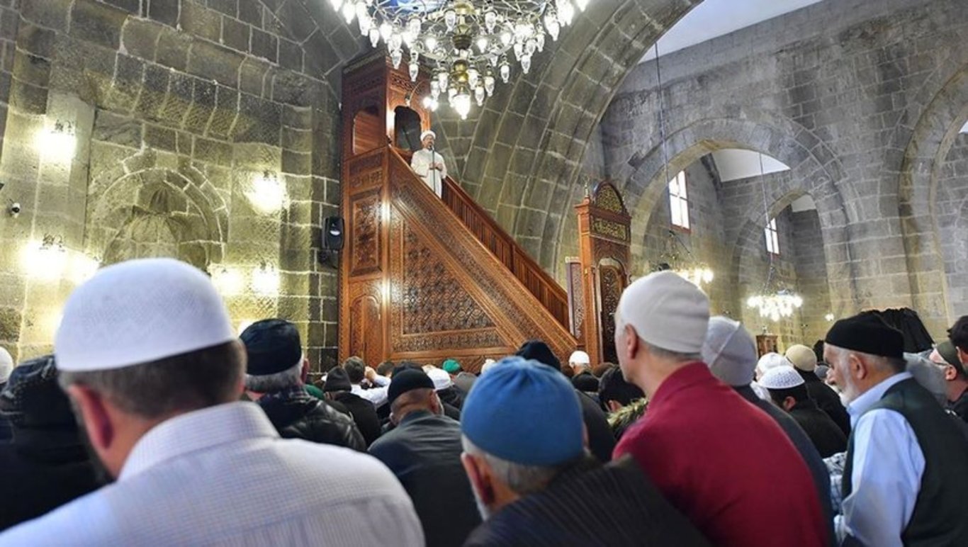 Cuma Namazı Nasıl Kılınır? Adım Adım Cuma Namazı Kılınışı Tarifi Diyanet!