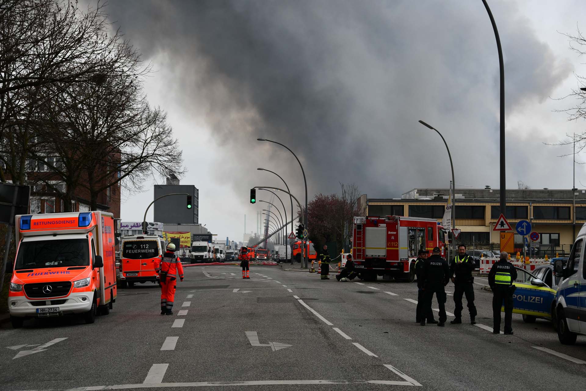 Almanya'da depolama tesisinde yangın çıktı! 140 kişi tahliye edildi!