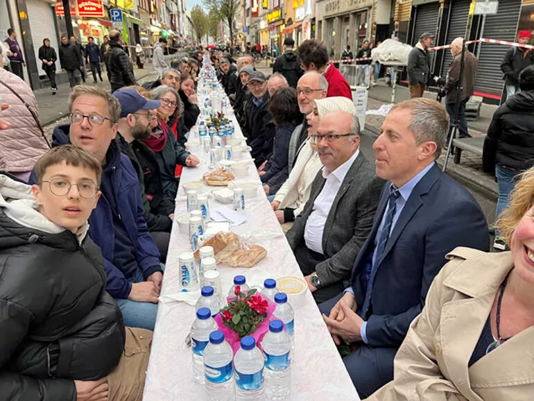 Alman Bakanı Lauterbach Türk Caddesi’nde düzenlenen iftar programına katılarak iftar yemeği yedi