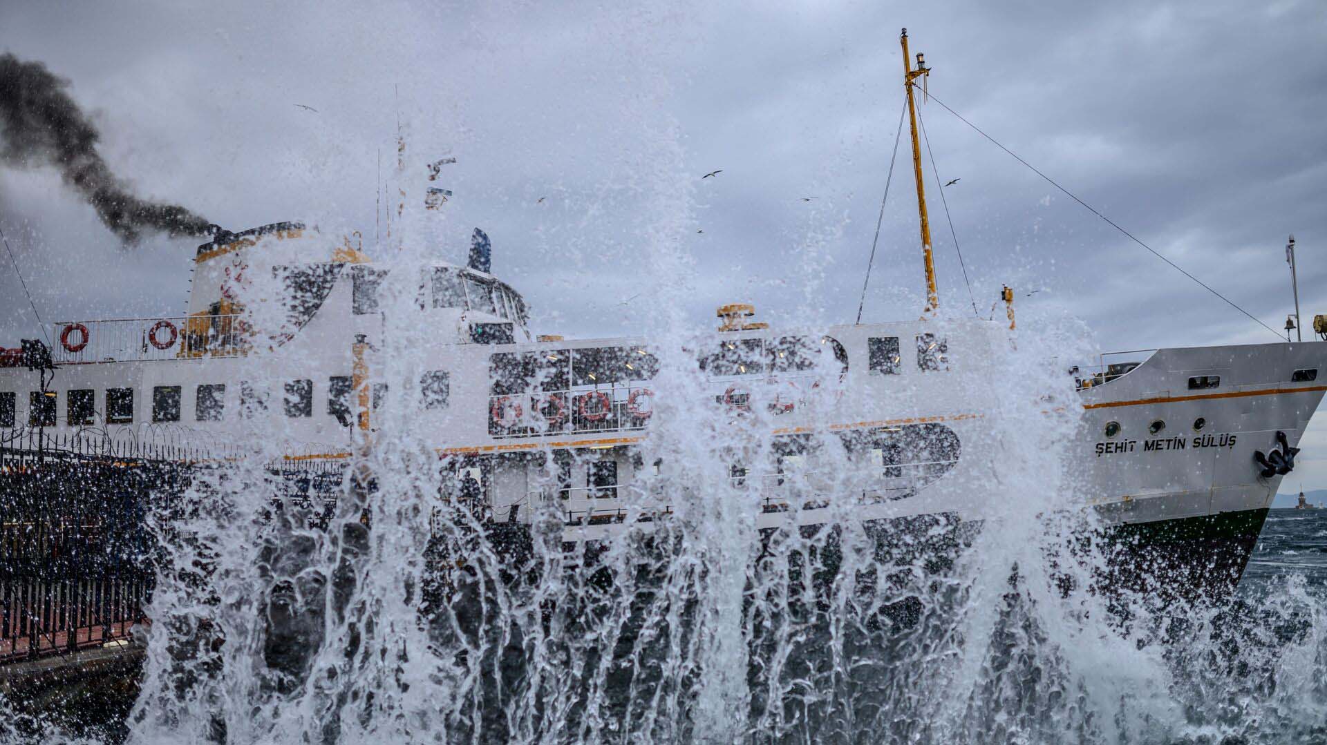 Olumsuz hava koşulları nedeniyle İstanbul'da bazı vapur seferleri iptal edildi! İşte o seferler...