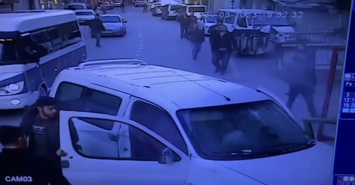 Direksiyon başında olduğunu unutan dalgın sürücü, hafif ticari aracıyla markete daldı!