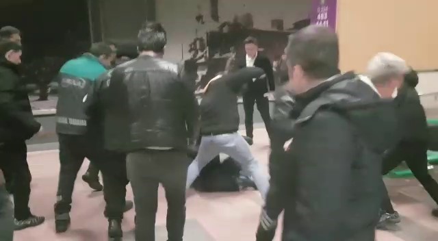 Sokak müzisyenlerine tepki! Metro istasyonundaki kavgada yumruklar konuştu