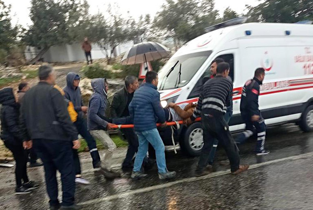 Beton mikseri kaygan virajda yan yattı! İçindeki sürücü yaralandı