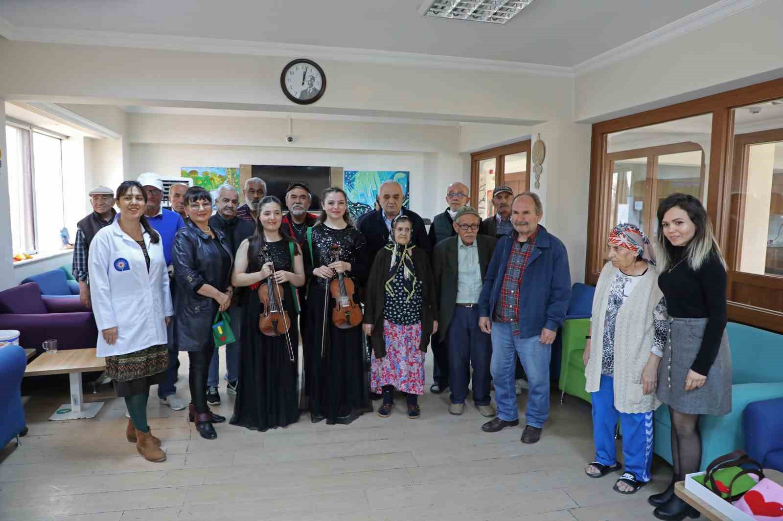 Huzur evinde keyifli görüntüler, genç müzisyenlerden yaşlılara müzik şöleni