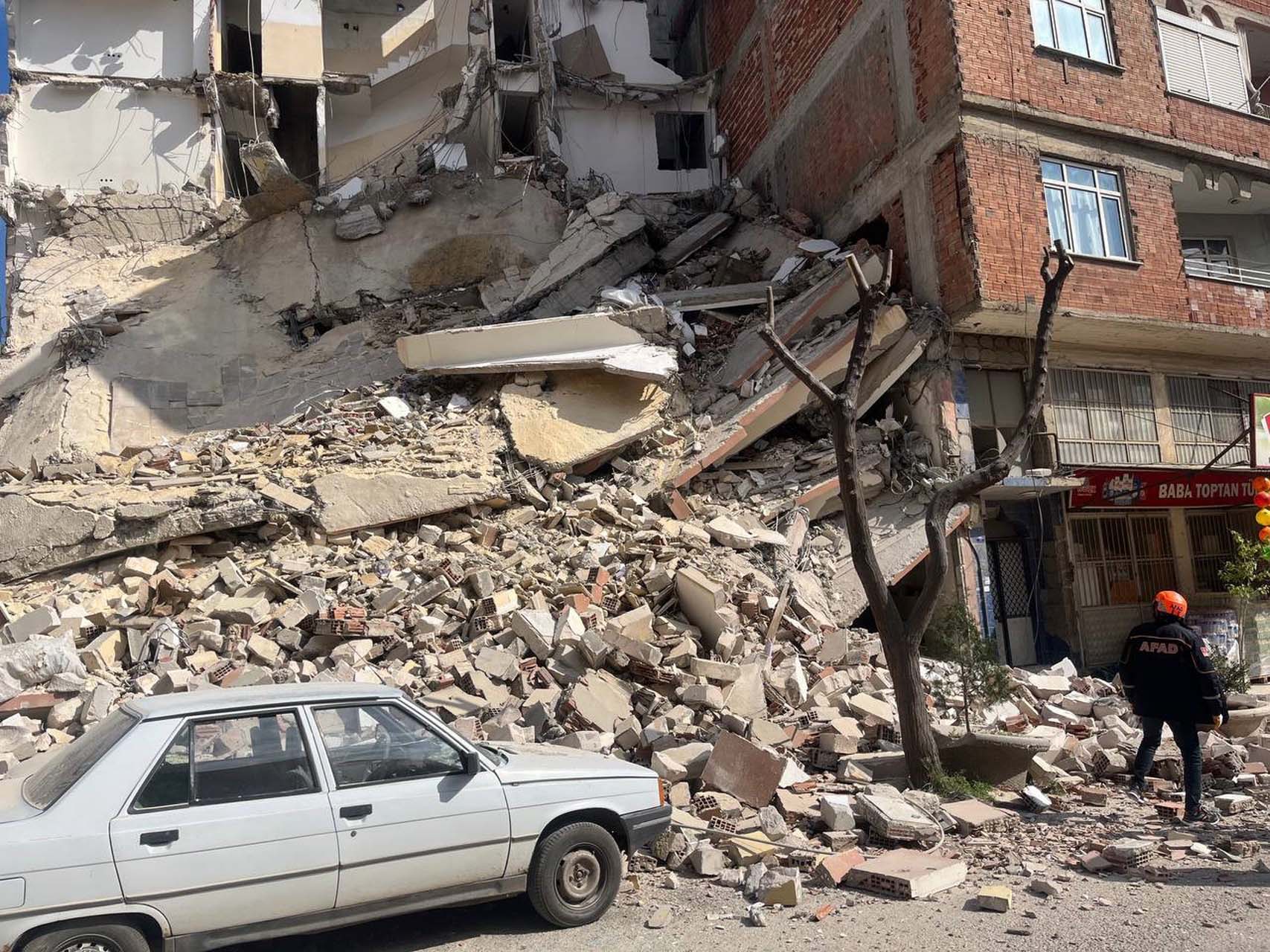 Kilis'te ağır hasarlı bina çöktü! AFAD ekipleri arama kurtarma çalışmaları başlattı!