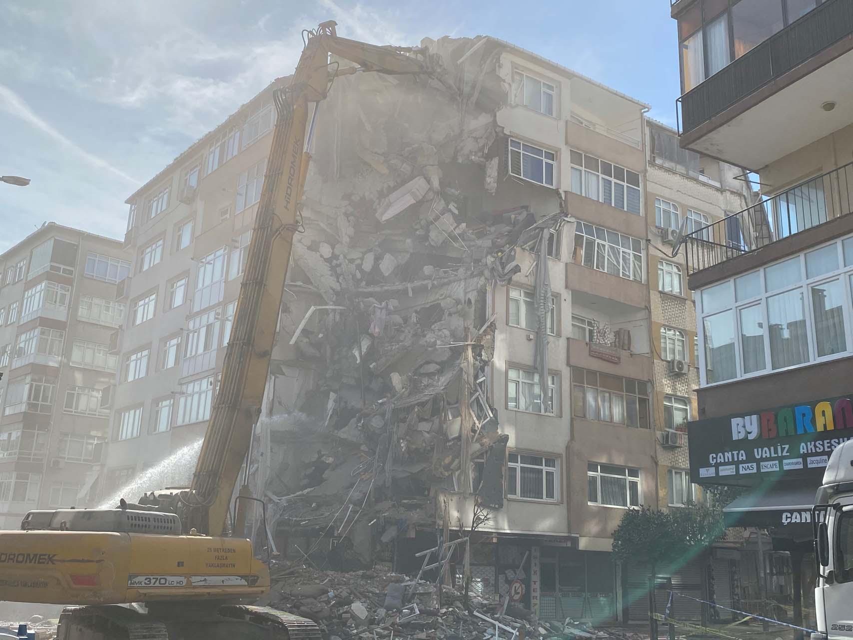 Bahçelievler'de 6 katlı binanın kolonu patladı! Bina'nın yıkımına başlandı!