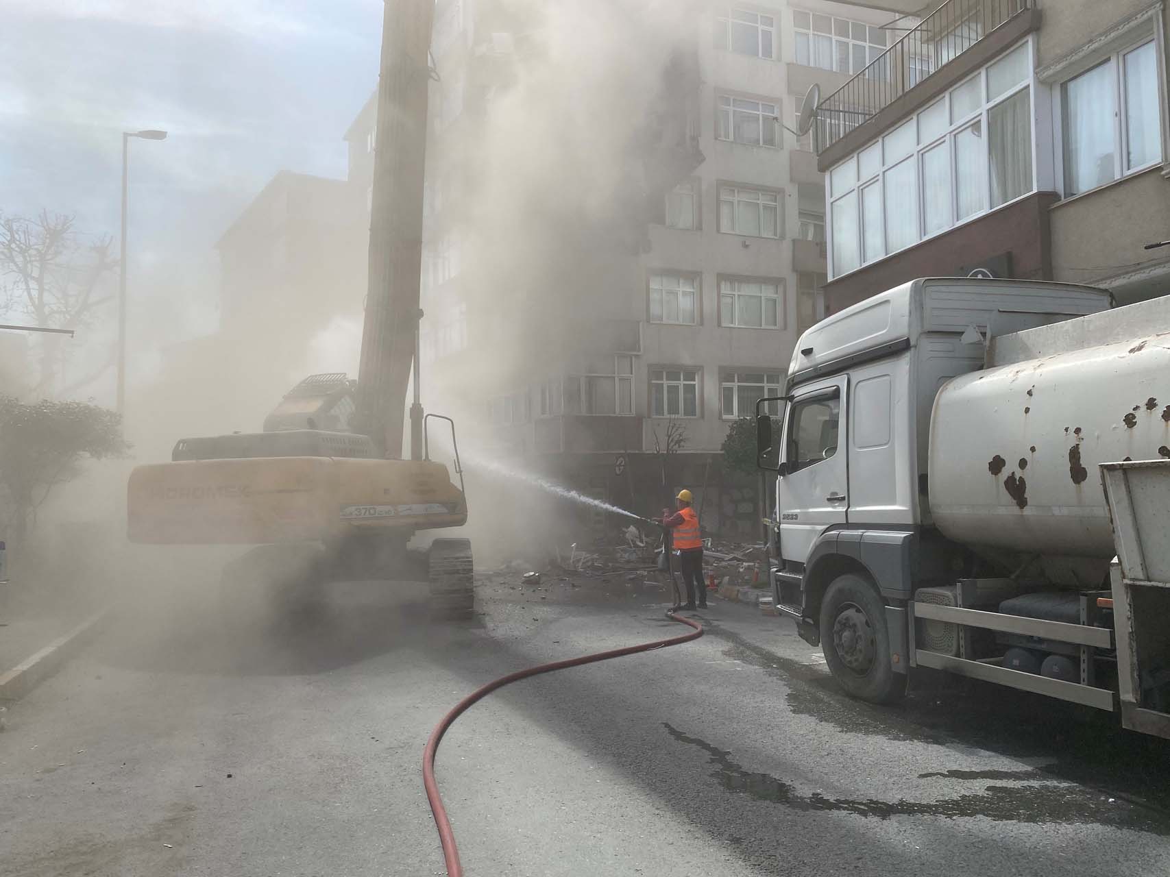 Bahçelievler'de 6 katlı binanın kolonu patladı! Bina'nın yıkımına başlandı!