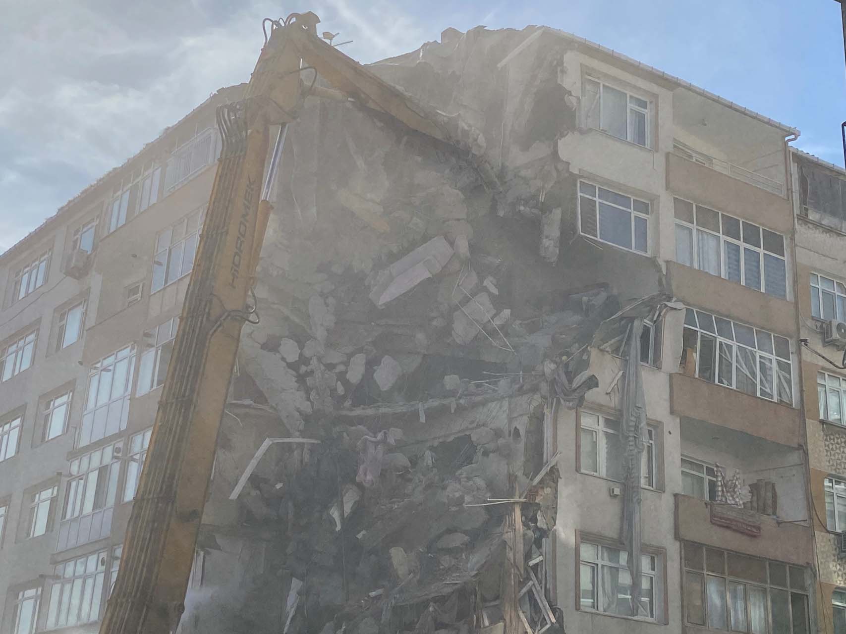 Bahçelievler'de 6 katlı binanın kolonu patladı! Bina'nın yıkımına başlandı!