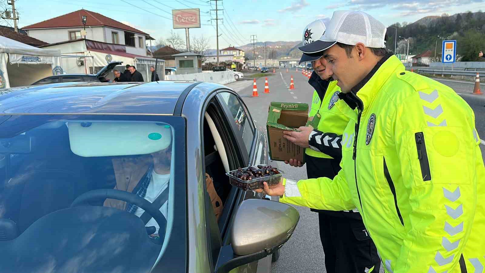 Trafik polislerinden şık davranış! Bu kez ceza için değil ikram için durdurdular