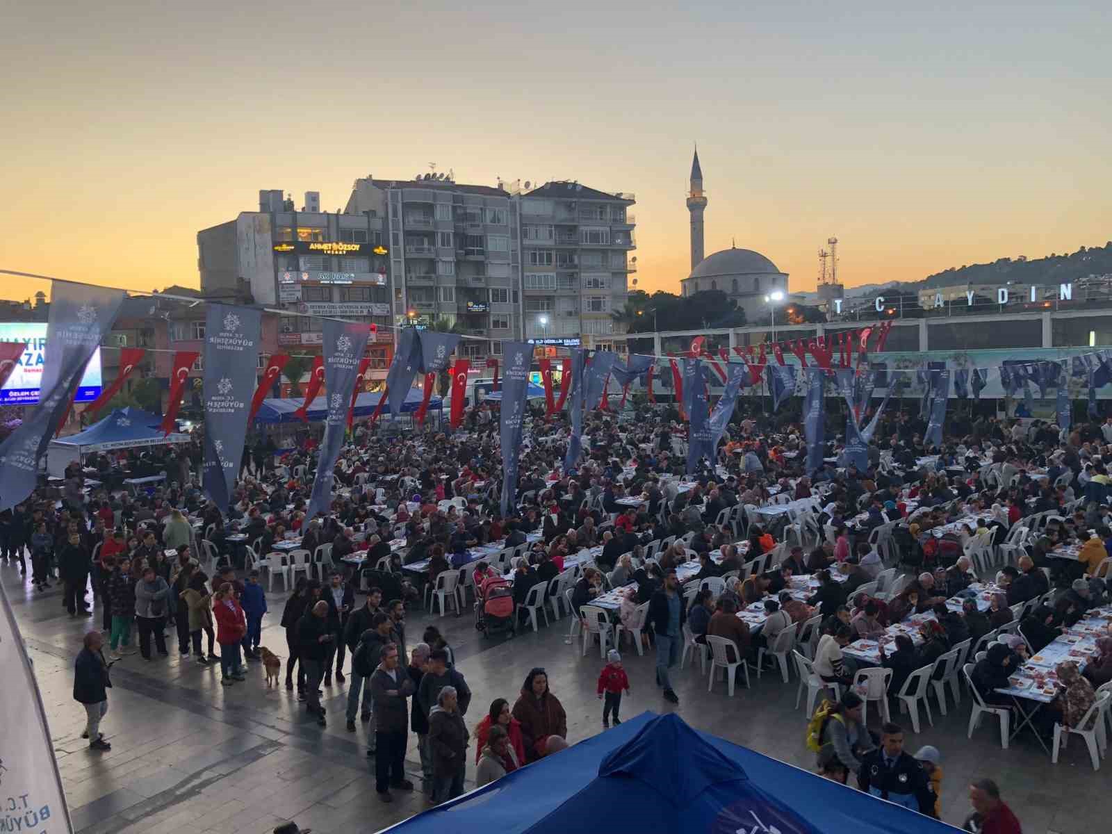 Aydın Büyükşehir Belediyesi Ramazan ayında iftar sofralarında vatandaşlar buluşturmaya devam ediyor