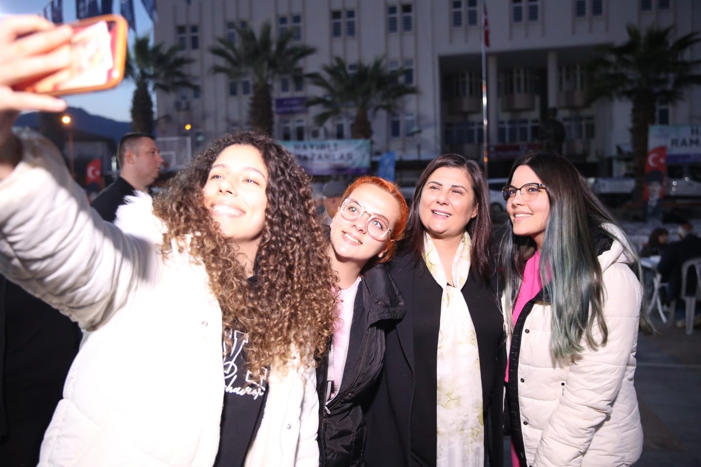 Aydın Büyükşehir Belediyesi Ramazan ayında iftar sofralarında vatandaşlar buluşturmaya devam ediyor