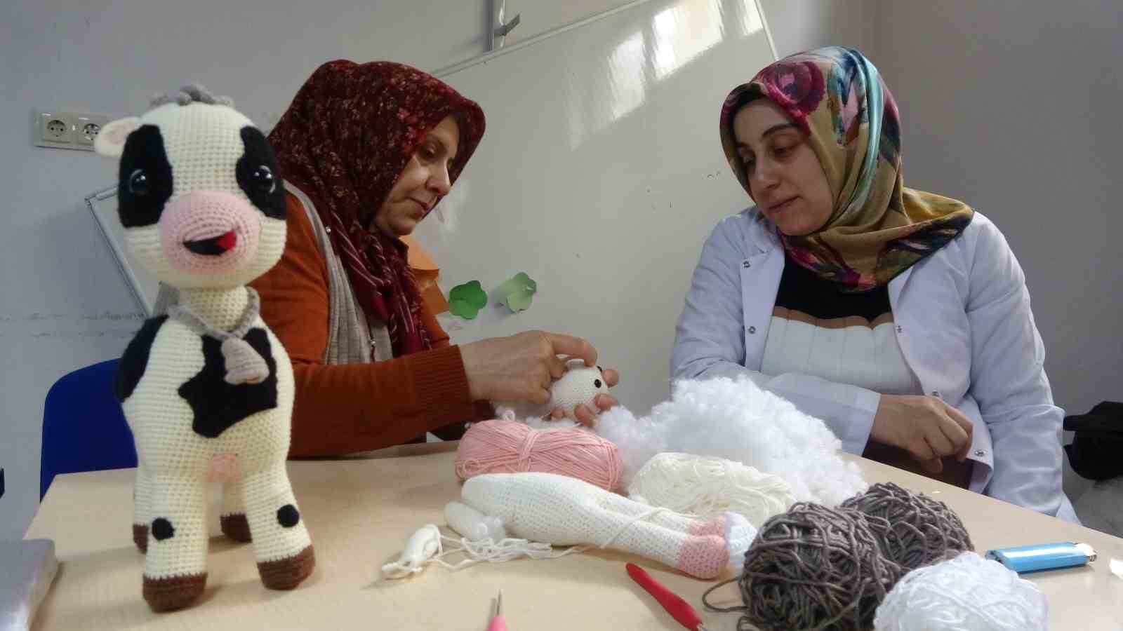 Depremzedeler için açılan çeşitli kurslar moral oluyor