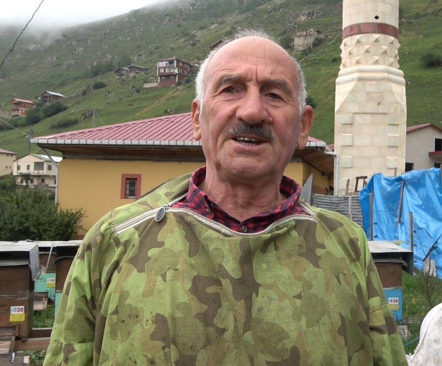 Yiyecek aramak için girdiği evi talan eden ayıya, ev sahibi "Helal olsun" dedi