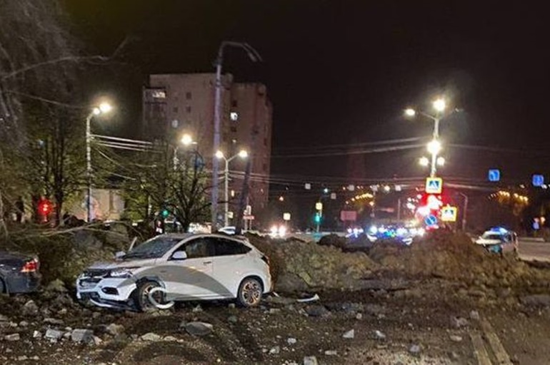 İnanılmaz olay! savaş uçağından şehrin merkezine bomba düştü, 20 metre çukur oluştu