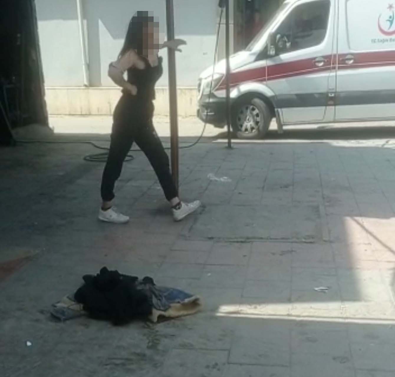 Uyuşturucunun etkisinde kalan kız ayakta durmakta zorlandı! Bilinçsiz tavırları görenleri korkuttu!