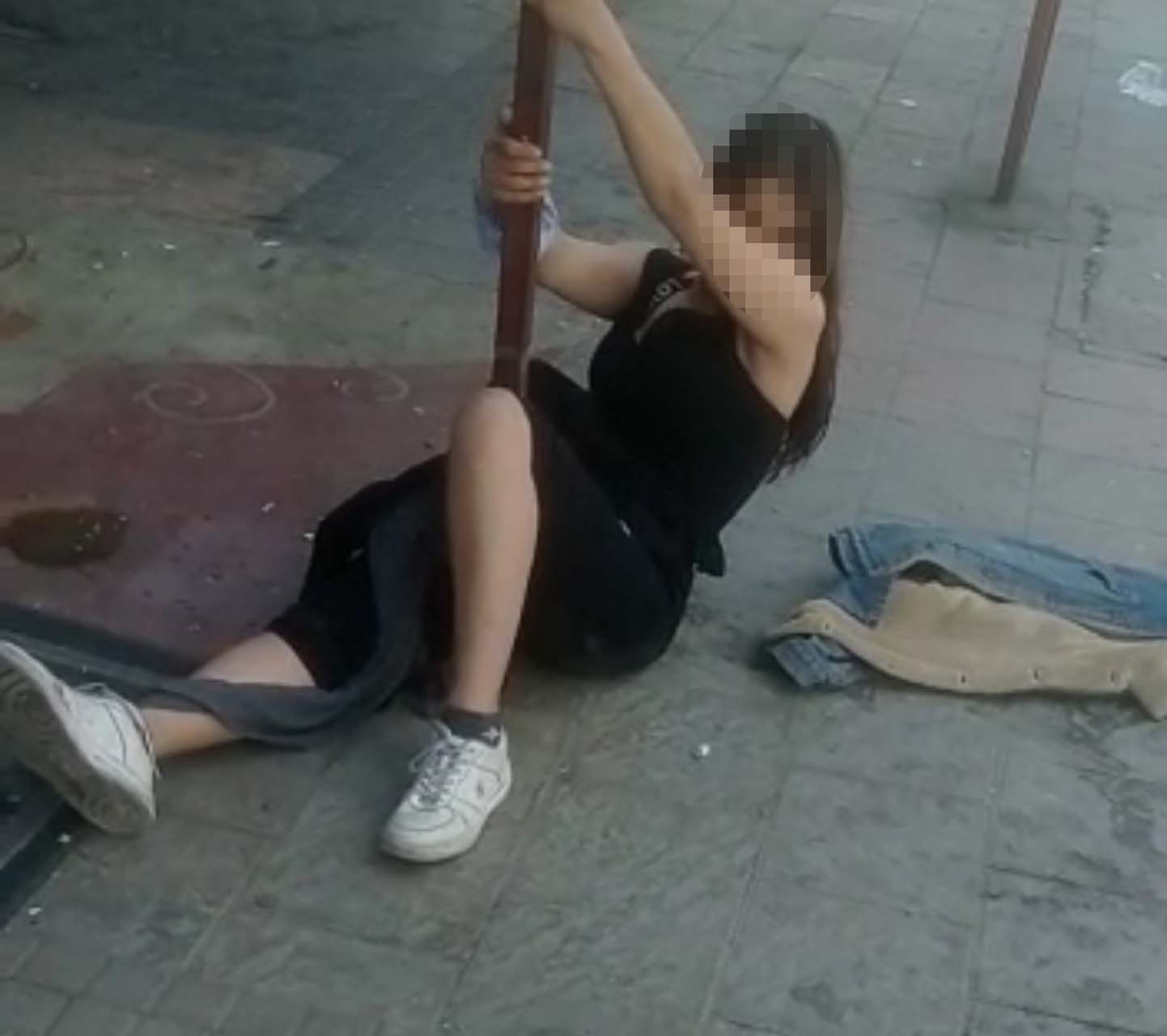 Uyuşturucunun etkisinde kalan kız ayakta durmakta zorlandı! Bilinçsiz tavırları görenleri korkuttu!