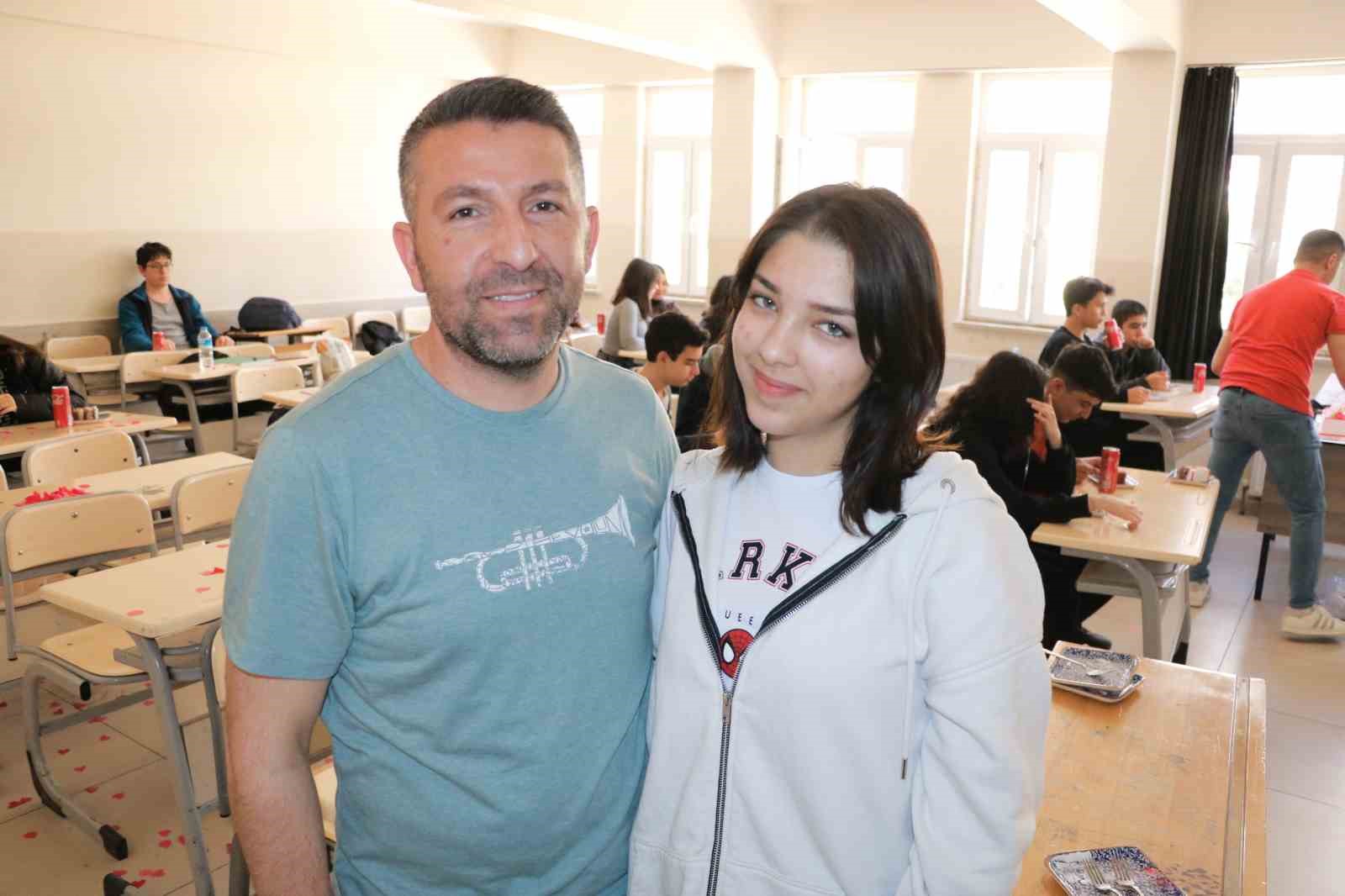 Depremzede öğrenciye, babasından sınıfta duygulandıran doğum günü sürprizi