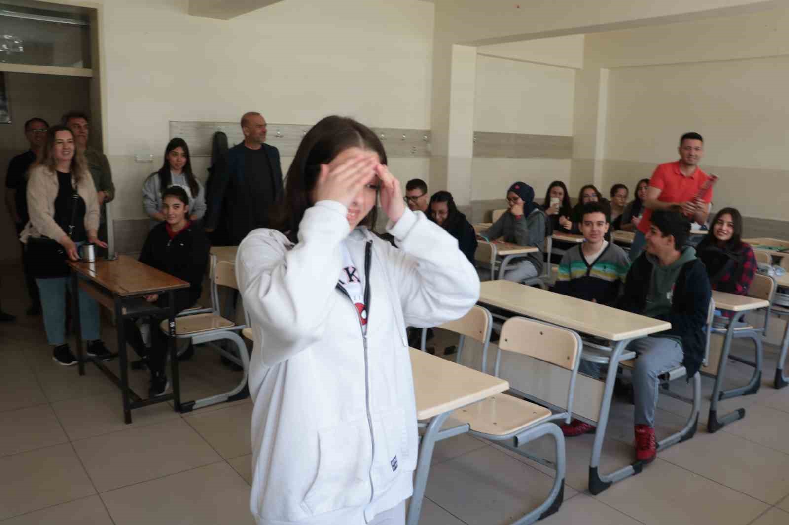 Depremzede öğrenciye, babasından sınıfta duygulandıran doğum günü sürprizi