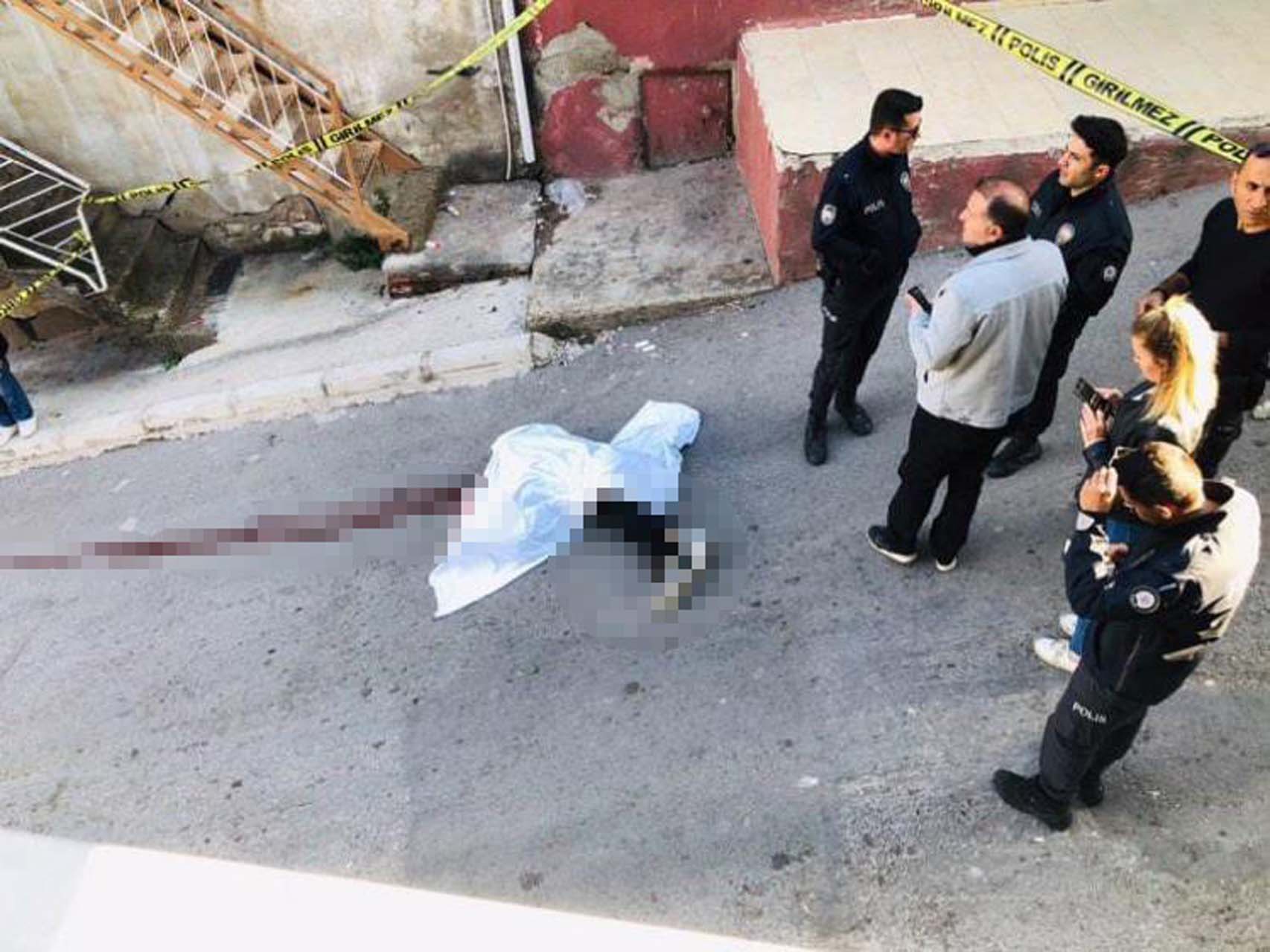 Kadın cinayetine bir yenisi daha eklendi! İzmir'de boşanma aşamasındaki eşini başından vurarak öldürdü!