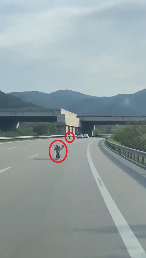 Otobanda tehlikeli hareket! canlarını hiçe sayarak böyle gittiler