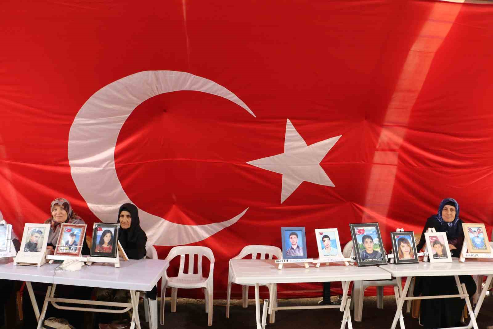 Tam bin 334 gündür sürüyor! HDP önündeki ailelerin evlat nöbeti her gün yeni bir umutla devam ediyor