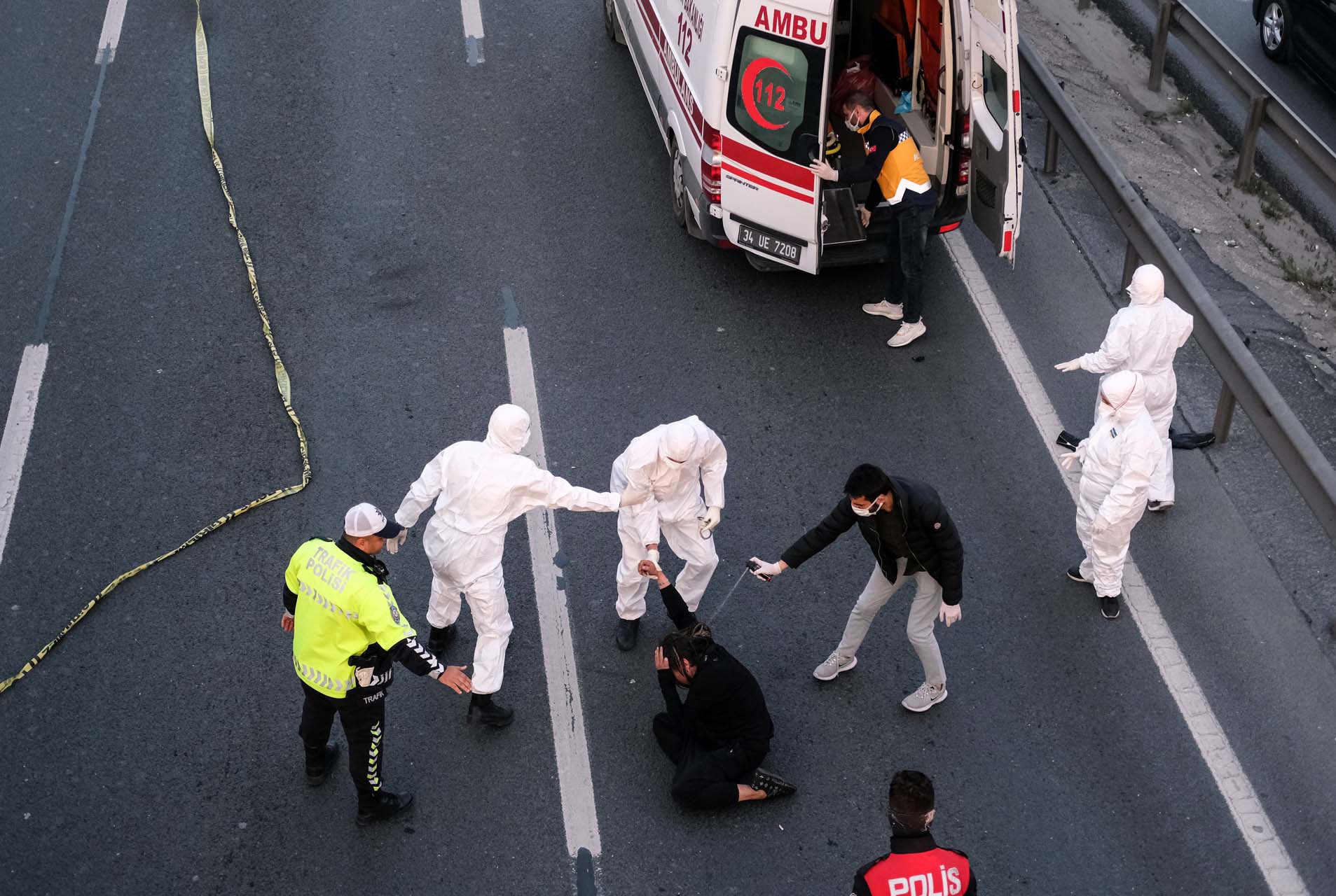 E5 yoluna yattı! Ambulansa bindirilirken kalkıp kaçtı! İstanbul'da bir garip olay!