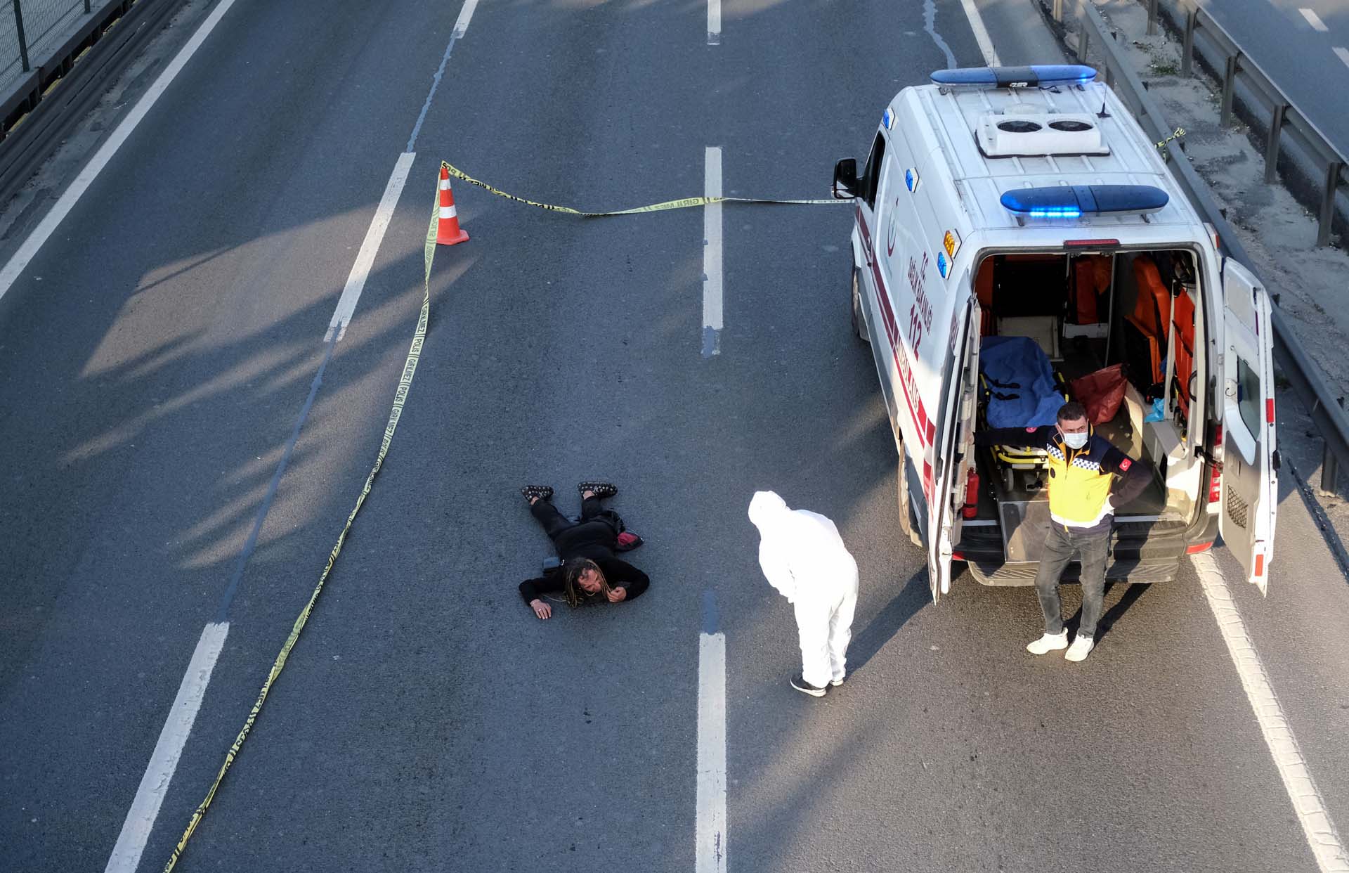 E5 yoluna yattı! Ambulansa bindirilirken kalkıp kaçtı! İstanbul'da bir garip olay!