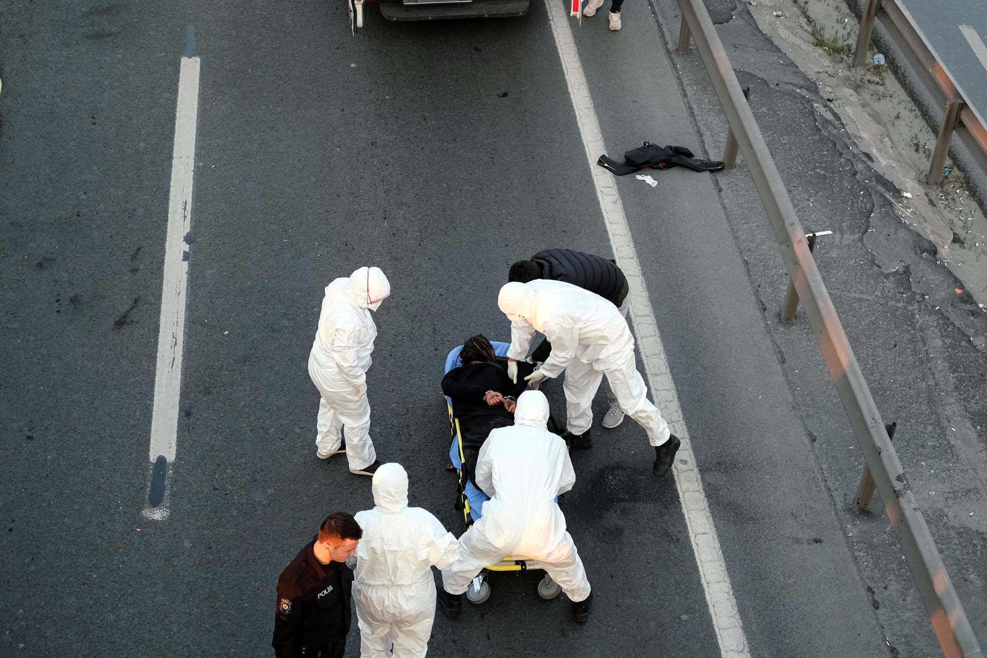 E5 yoluna yattı! Ambulansa bindirilirken kalkıp kaçtı! İstanbul'da bir garip olay!