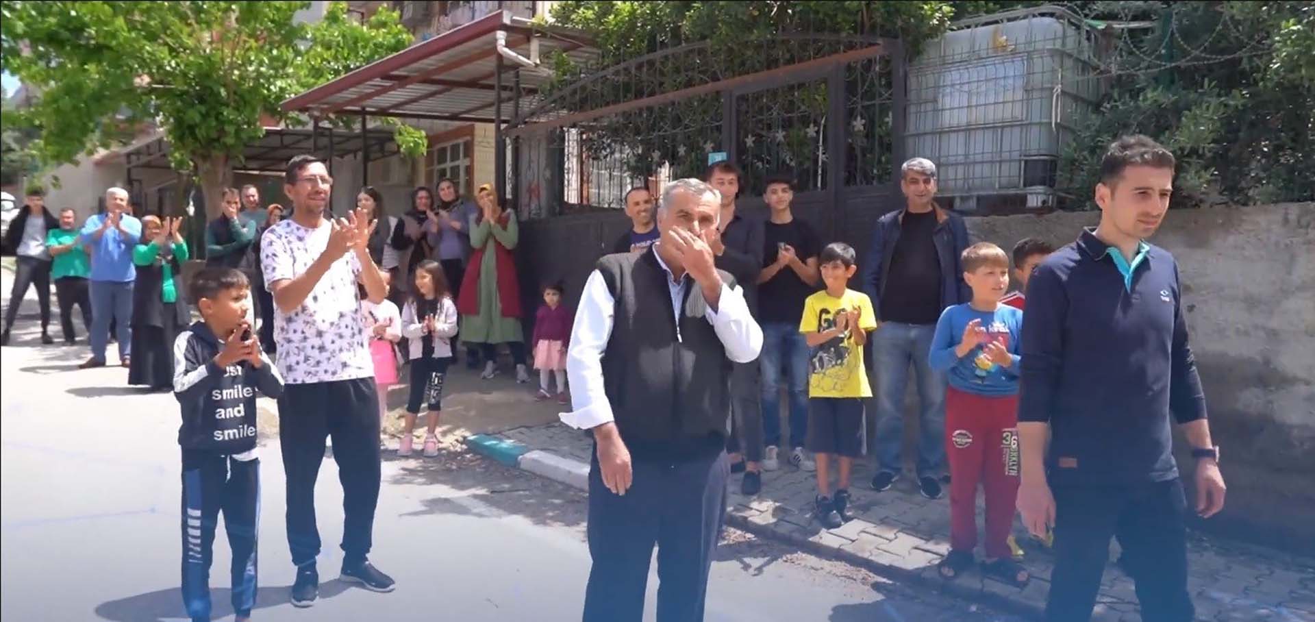 Yerli otomobil Togg aracı hak sahiplerinin evlerine götürülüp teslim edildi.