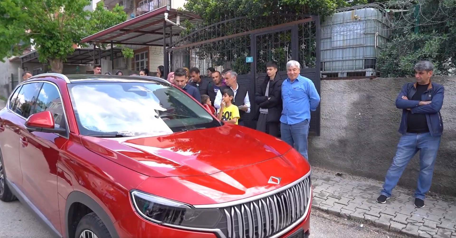 Yerli otomobil Togg aracı hak sahiplerinin evlerine götürülüp teslim edildi.