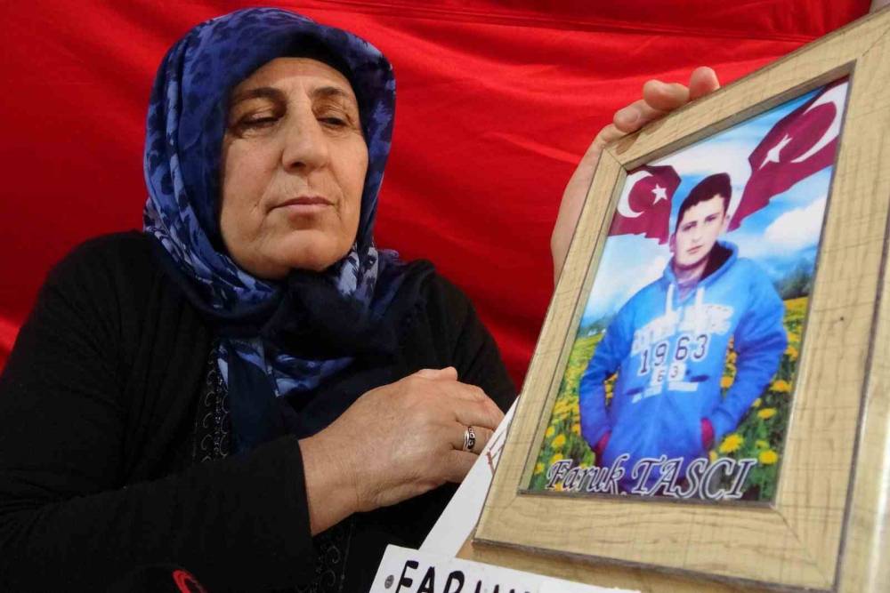 Gözü yaşlı anneden evladına "Oğlum eğer beni görüp duyuyorsan dön, gel artık"