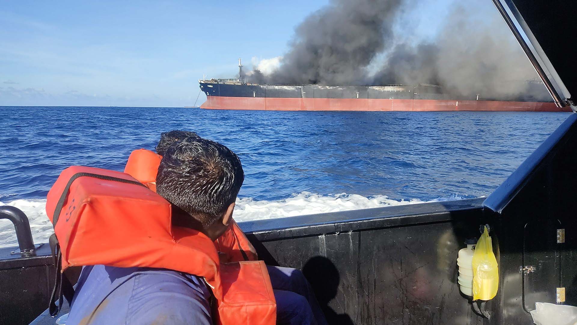 Malezya'da petrol tankeri yandı! 3 mürettebat kayıp!