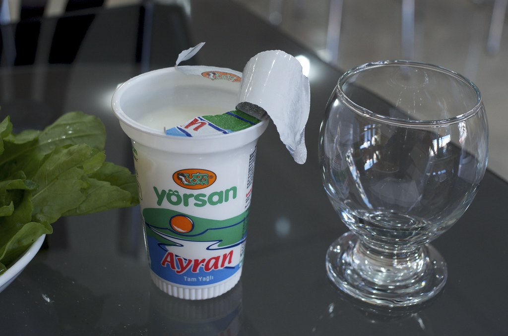 2 kişiyi yaraladıktan sonra İçtiği ayran kutusunun ele verdiği şüpheli, hakim karşısında