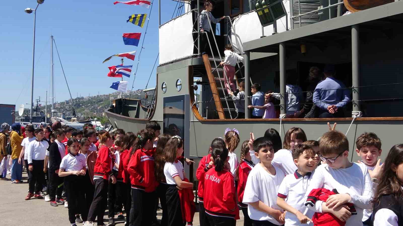 Kocaeli’de demir atan Nusret Mayın Gemisine ziyaretçi akını!