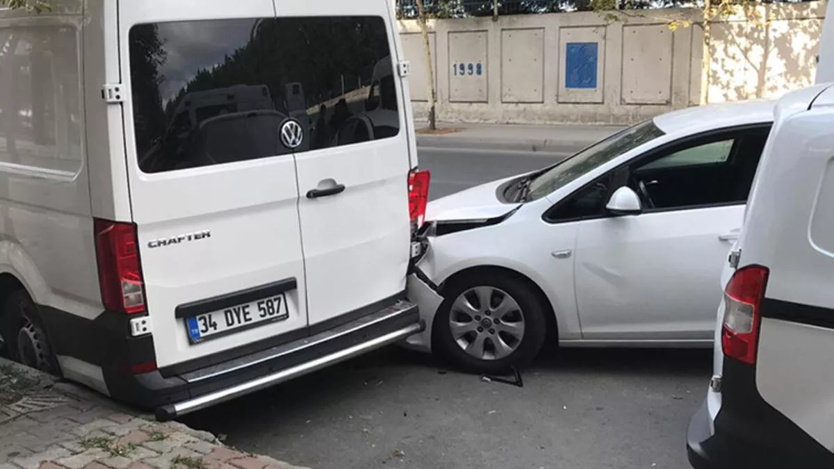 İstanbul’daki kazada can pazarı! vatandaşlar minibüsün altında kalan kadın için seferber oldu!