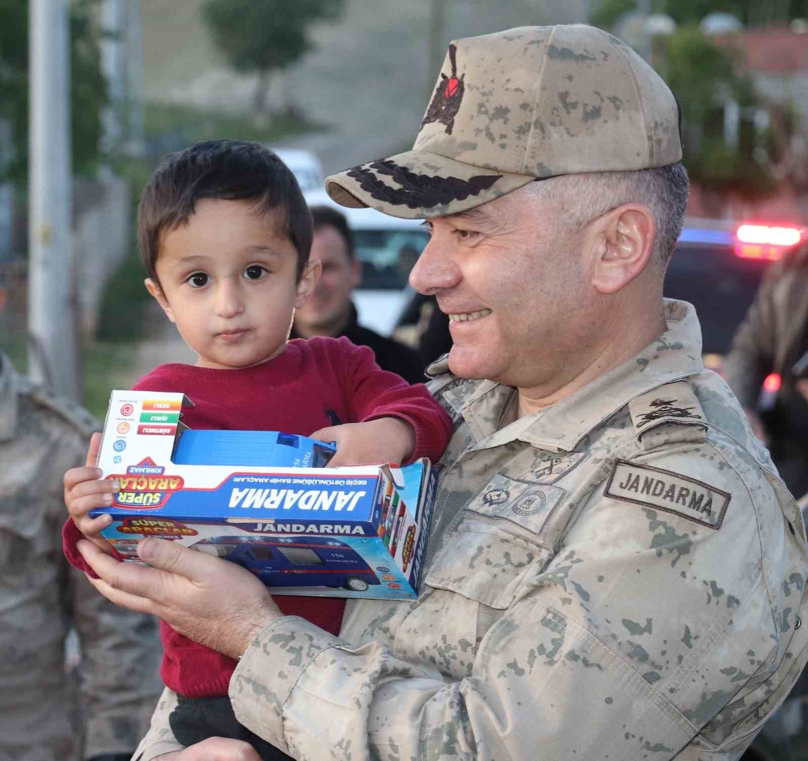 Sevindirici tesadüf! Köy çocuklarına vali amcadan sürpriz