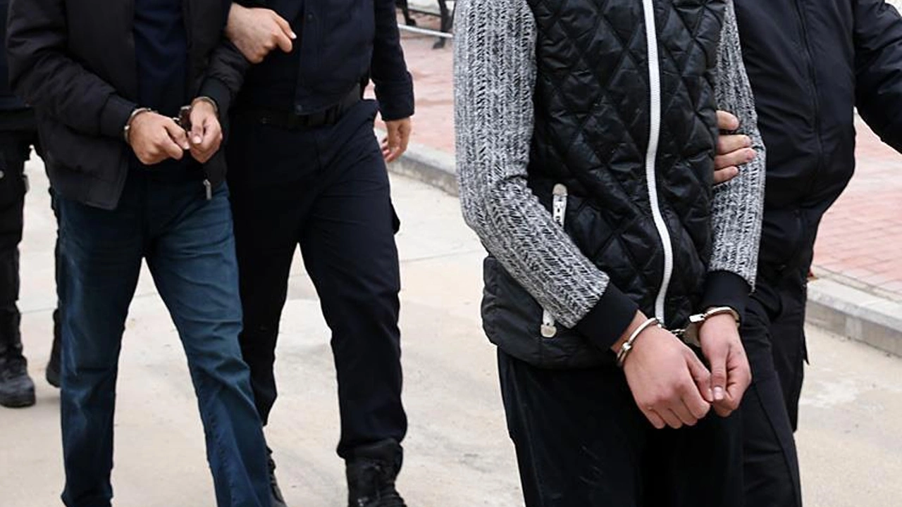 İzmir’de eş zamanlı operasyon! Tam 34 milyon 740 bin kaçak makaron ele geçirildi