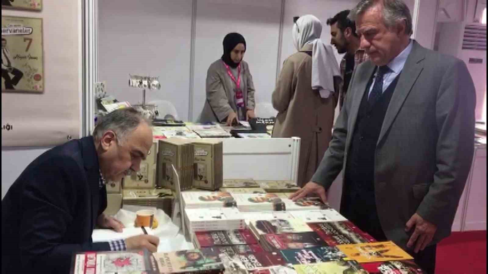 8. Üsküdar Kitap Fuarı’nda Tarihçi-Yazar Dr. İbrahim Pazan kitaplarını imzaladı