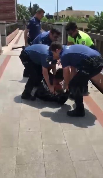 Üst geçitten atlamak istedi, olanlar oldu! Genç, polislere zor anlar yaşattı!