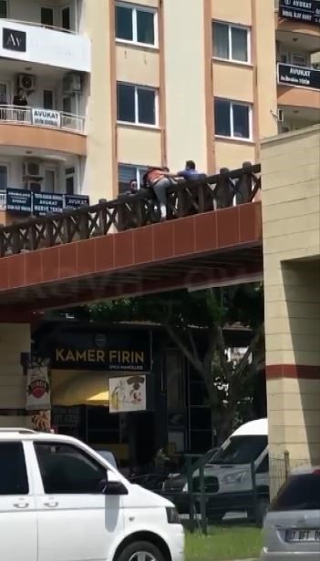 Üst geçitten atlamak istedi, olanlar oldu! Genç, polislere zor anlar yaşattı!