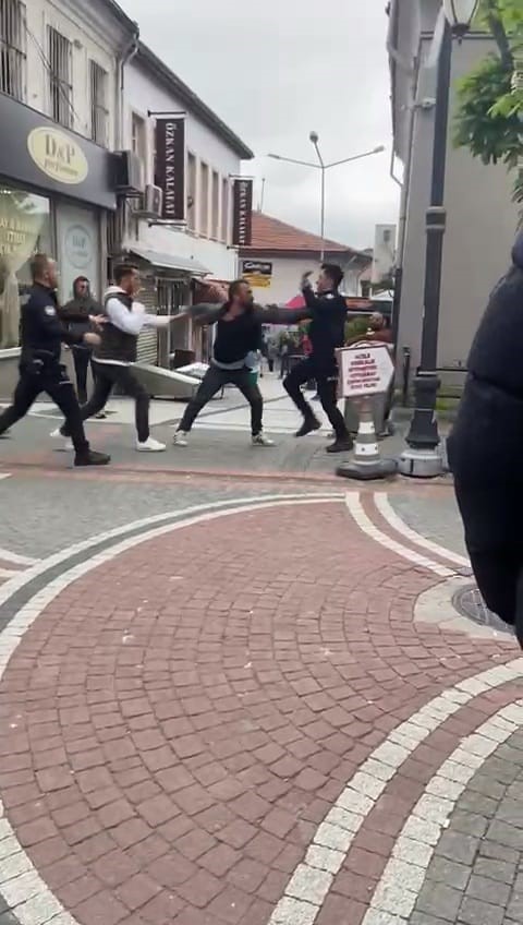 Bartın'da ilginç olay! Polise yumruk atan şahsı, linç etmeye kalkan vatandaştan yine polis kurtardı!